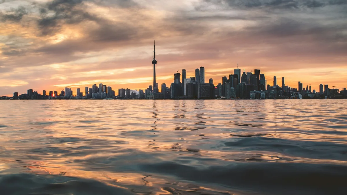 La silhouette de Toronto et la Tour CN au coucher du soleil, vues depuis le lac