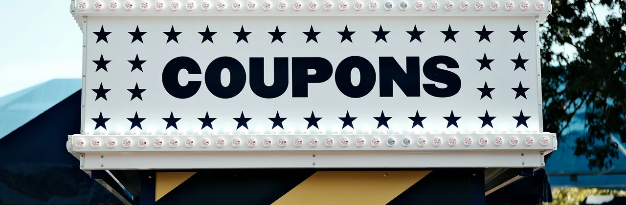 Un kiosque de f&ecirc;te foraine dont l&rsquo;enseigne affiche COUPONS